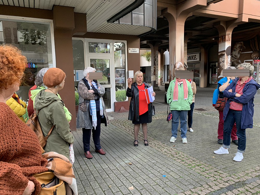 Menschengruppe vor dem Aktionsraum