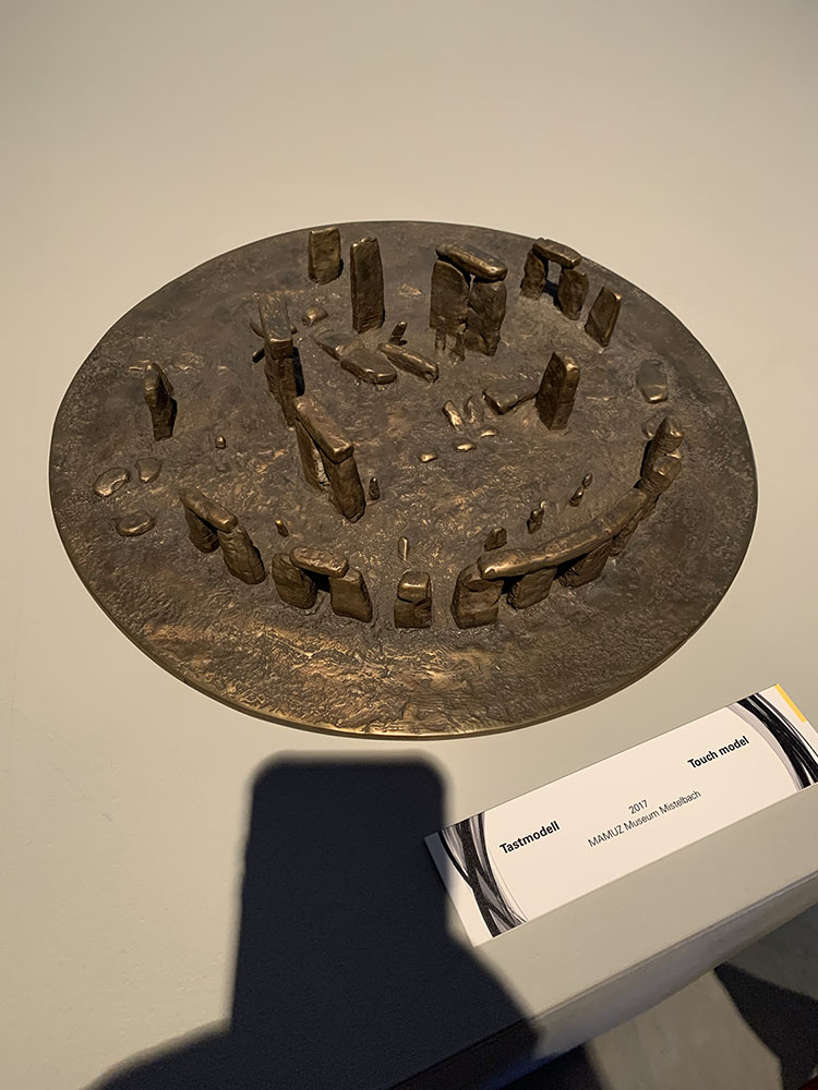 Ein Tastmodell der Stonehenge Steinkreise aus Bronze