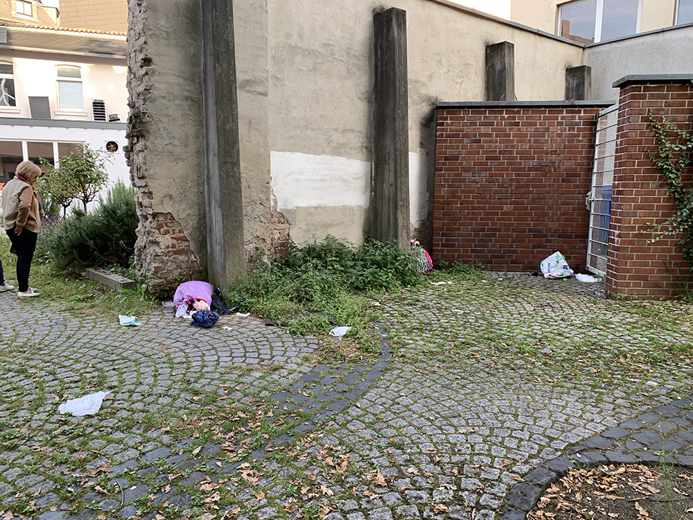 wild ausgelegter Müll auf dem Platz hinter dem Glashaus